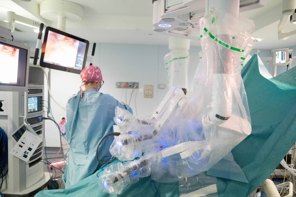 La cirugía de la obesidad: una respuesta integral más allá de los fármacos adelgazantes 1 La cirugía de la obesidad: una respuesta integral más allá de los fármacos adelgazantes 1