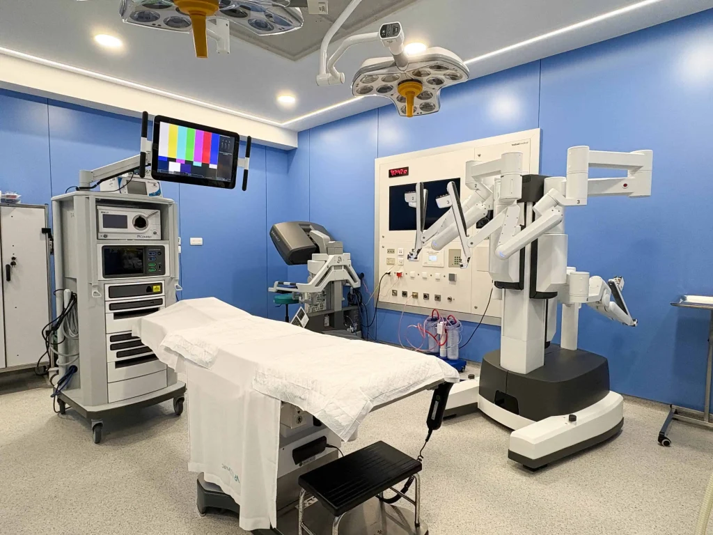 Grupo Policlínica incorpora un segundo robot Da Vinci y sitúa a Ibiza en la élite de la cirugía robótica en España 1 Grupo Policlínica incorpora un segundo robot Da Vinci y sitúa a Ibiza en la élite de la cirugía robótica en España 1