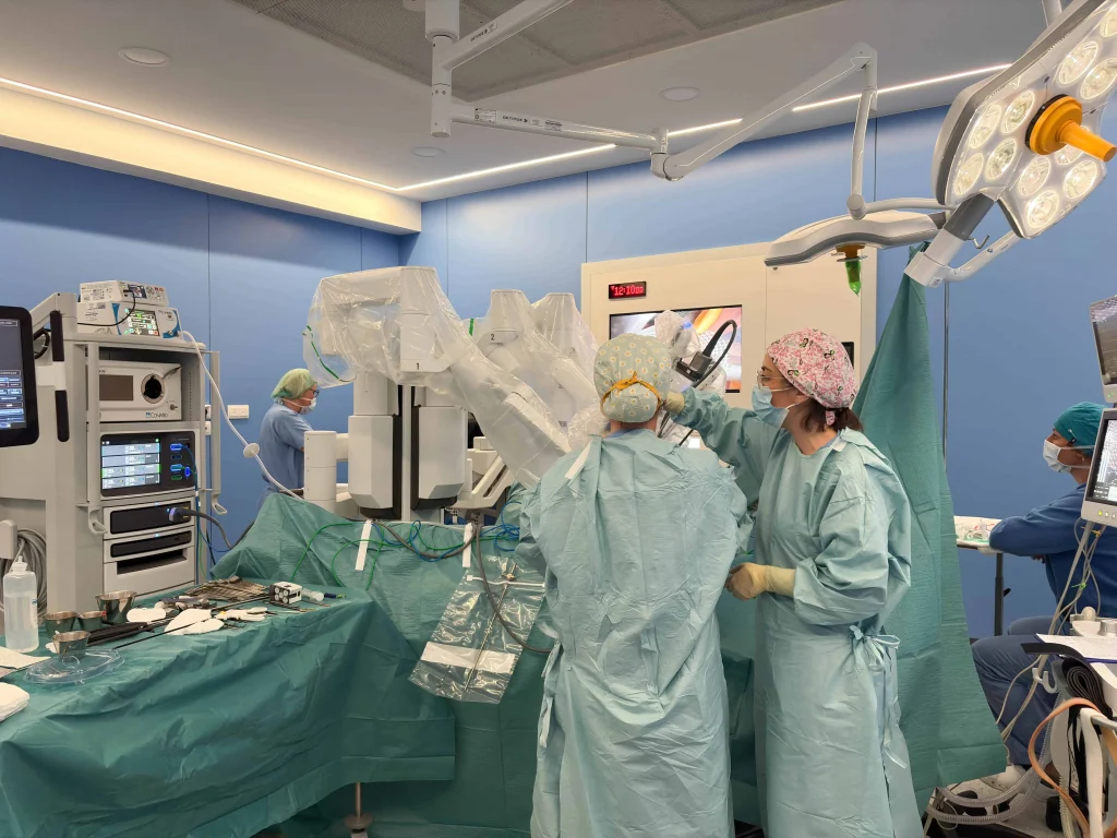 Grupo Policlínica incorpora un segundo robot Da Vinci y sitúa a Ibiza en la élite de la cirugía robótica en España 1 Grupo Policlínica incorpora un segundo robot Da Vinci y sitúa a Ibiza en la élite de la cirugía robótica en España 1