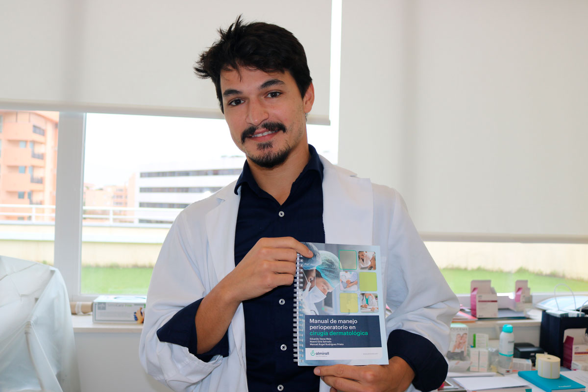 El doctor Eduardo Varas, dermatólogo de la Policlínica Nuestra Señora del Rosario, publica el libro “Manual de manejo perioperatorio en cirugía dermatológica” 2